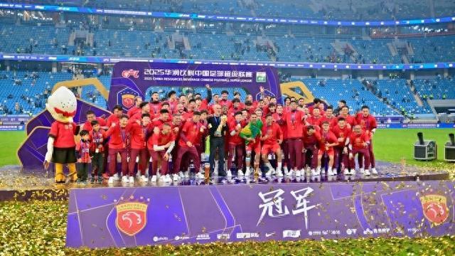 球员自宣、球迷机场宣取代“官宣”？每年海港冬训出征，为何总当保密局局长